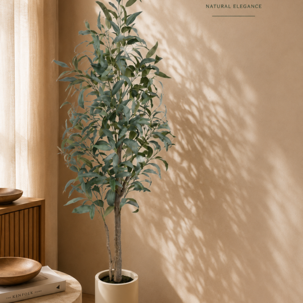Árbol de eucalipto artificial de 195 cm con follaje verde azulado, tronco natural y maceta beige sobre fondo blanco, árbol decorativo premium de Vellune Home