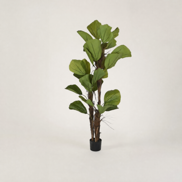 Planta artificial con hojas anchas y maceta negra sobre fondo blanco